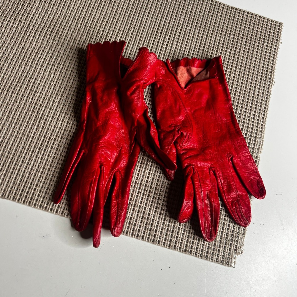 Vintage Red Leather Scalloped Edge Gloves V-Cut Wrist Unlined Retro Elegant